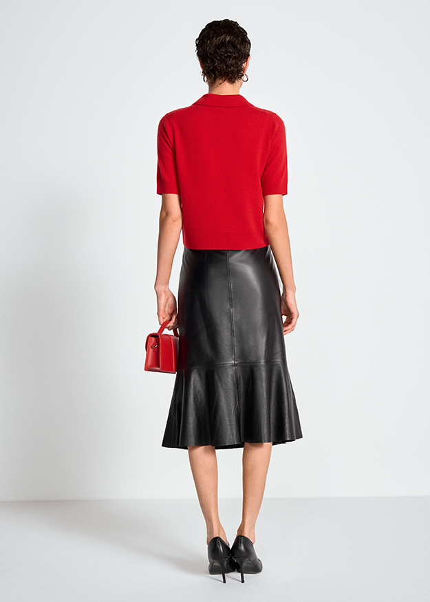 Rotes Poloshirt, Kurzarm, Schwarzer Lederrock, Midi-Länge, Rote Handtasche