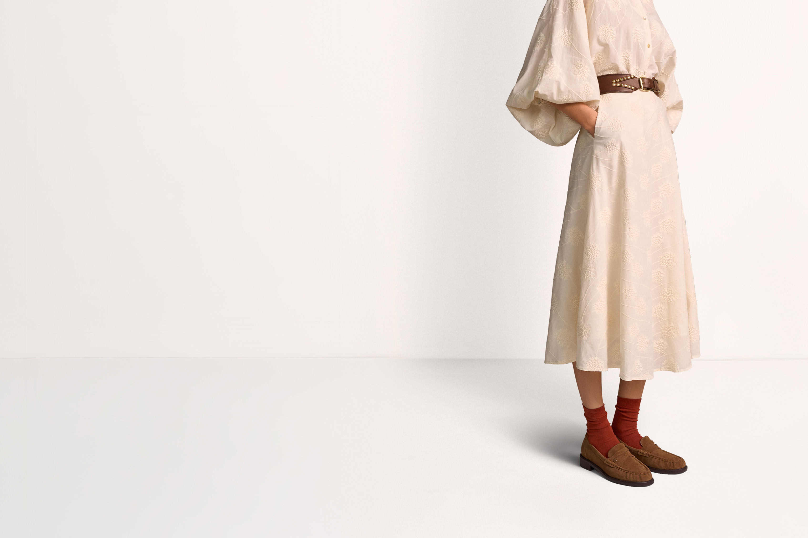 Kleid, Midikleid, Blumenmuster, Weißes Kleid, Lederschnürschuhe