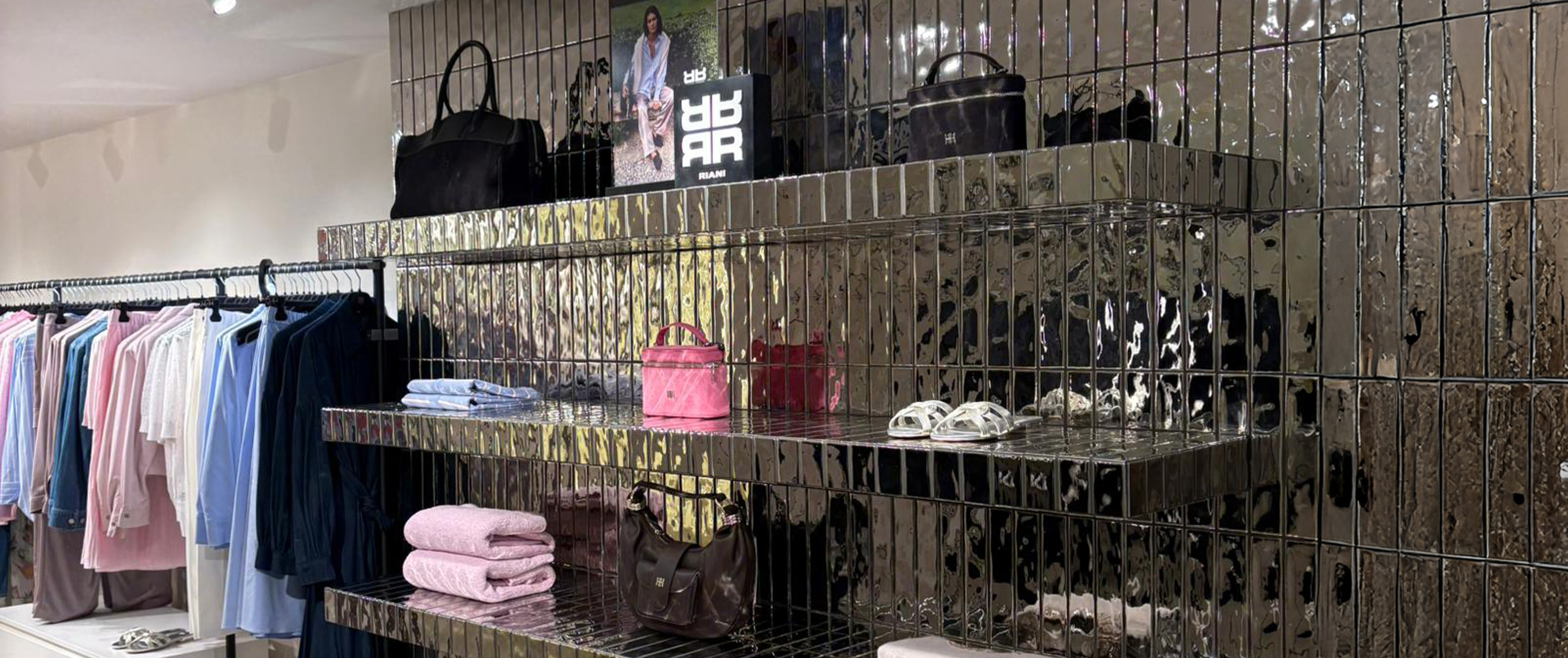 Kleidungsgestell, Hemden, Handtücher, Handtaschen, Sandalen