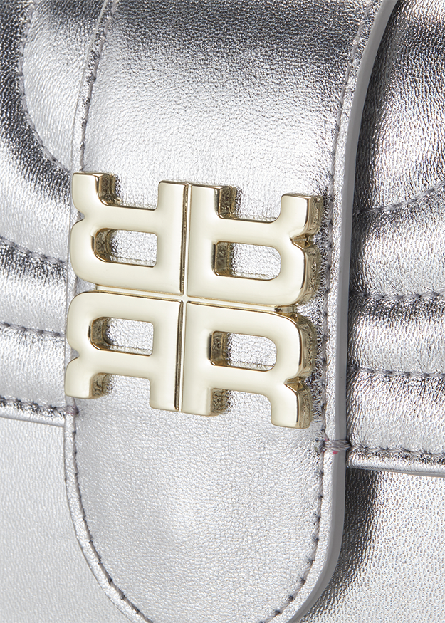 silberne tasche, metallisch, Schnalle, gequiltet, goldenes Logo