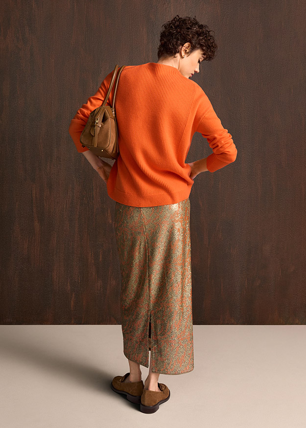 orange Sweater, Knit Pullover, Mid-Length Skirt, Paisley Muster, Brauner Handtasche