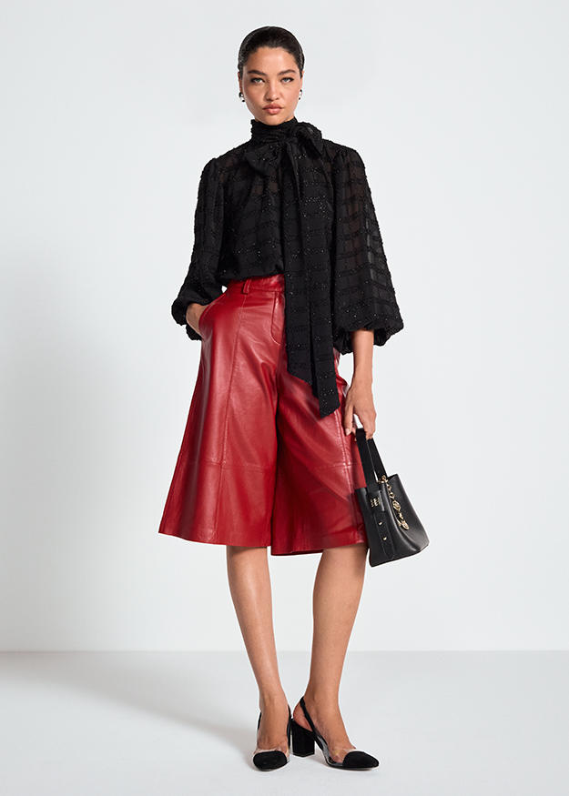 Schwarze Bluse, Strukturmuster, Roter Lederrock, Culotte, Schwarze Handtasche