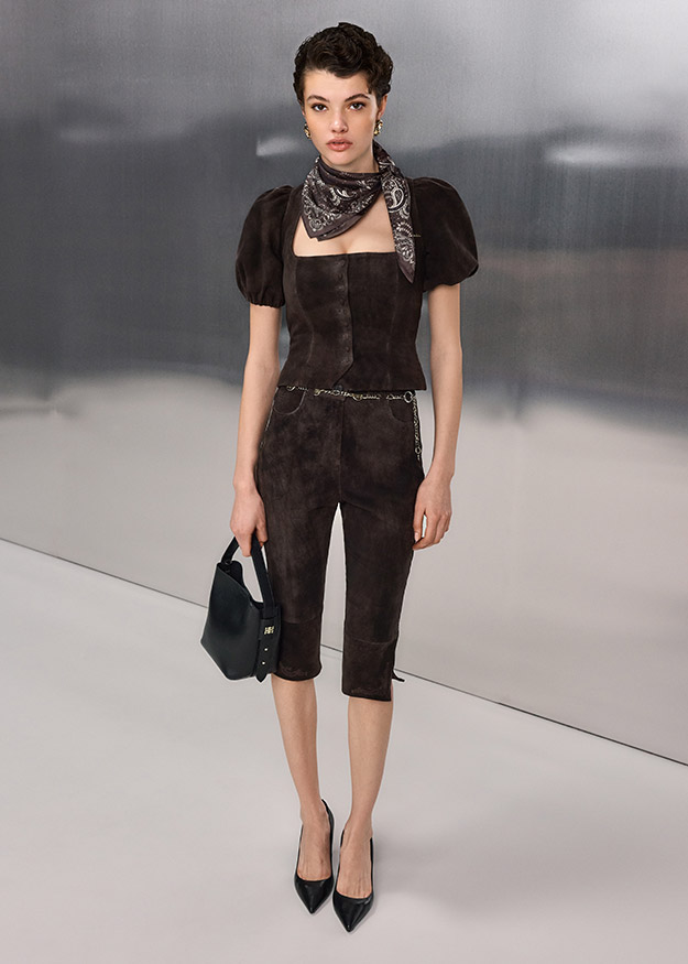 gesamtlook, braune Kleidung, Shorts, Schal, Puffärmel