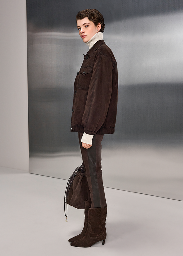 duckbraun suedes, Bomberjacke, Rollkragenpullover, Stiefel knöchelhoch, Drawstring-Tasche