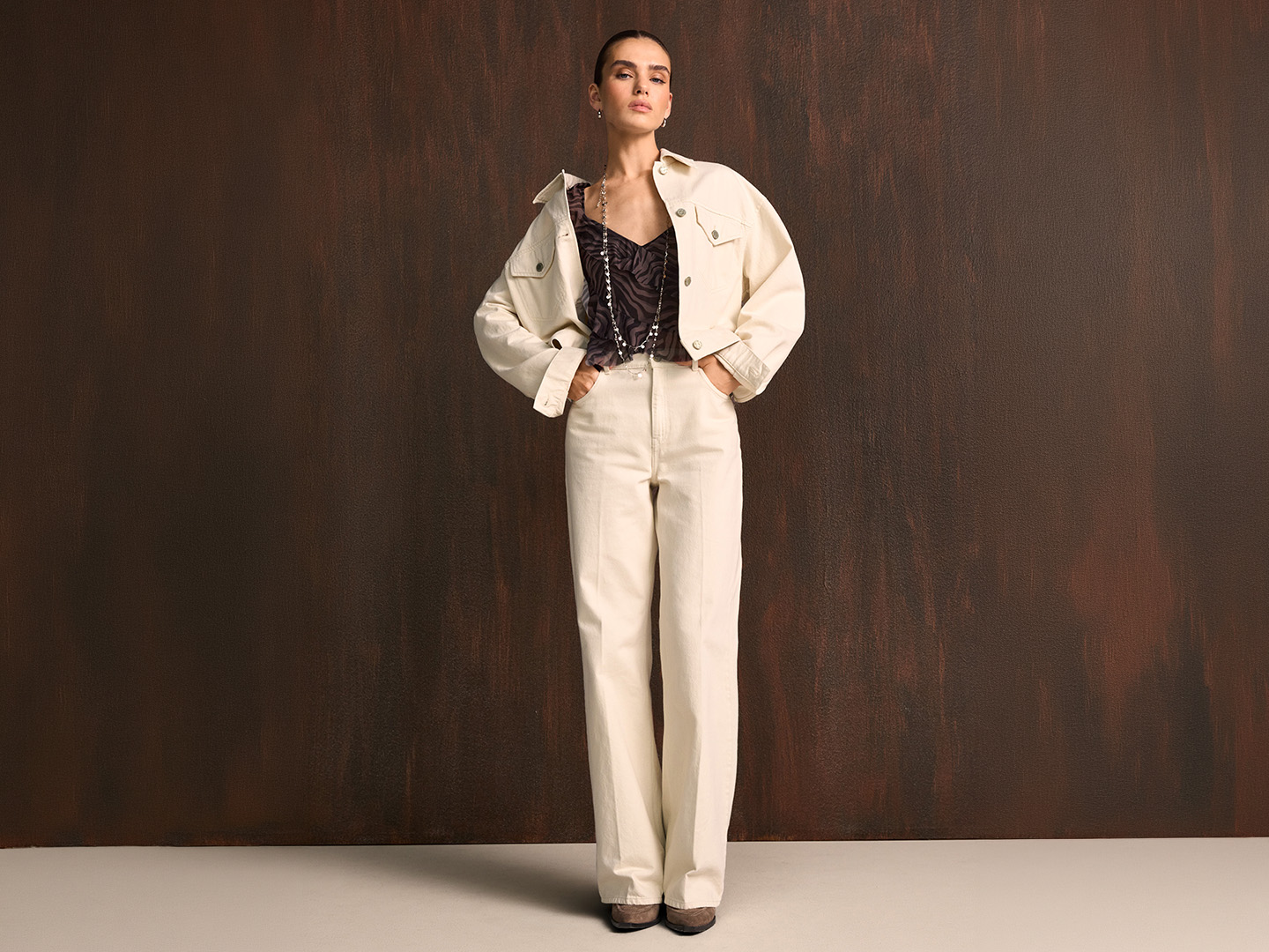 beige trench, beige jacket, weite hose, schwarzes oberteil, gegliederte kette