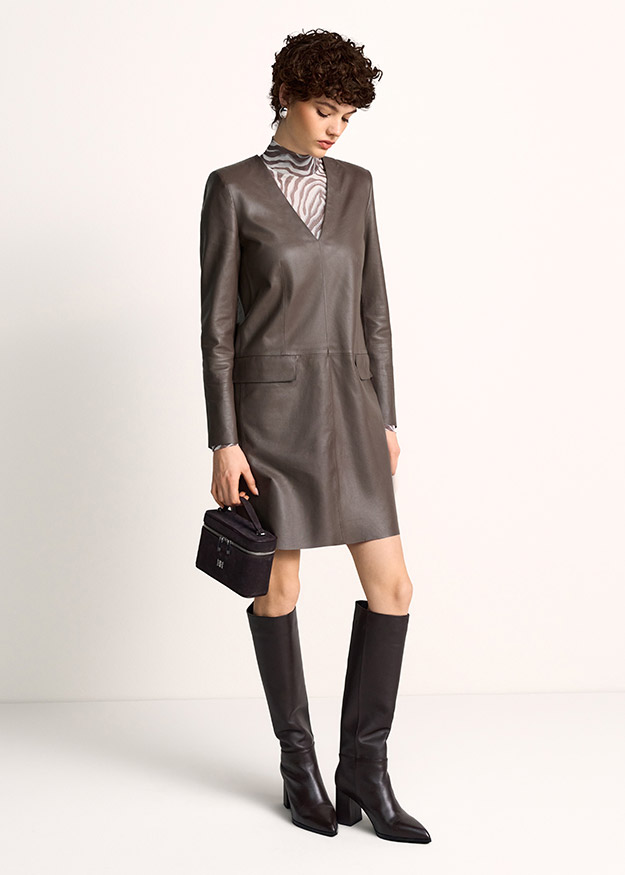 Lederkleid, Mini-Kleid, V-Ausschnitt, Röhrenstiefel, Taschen-Trend
