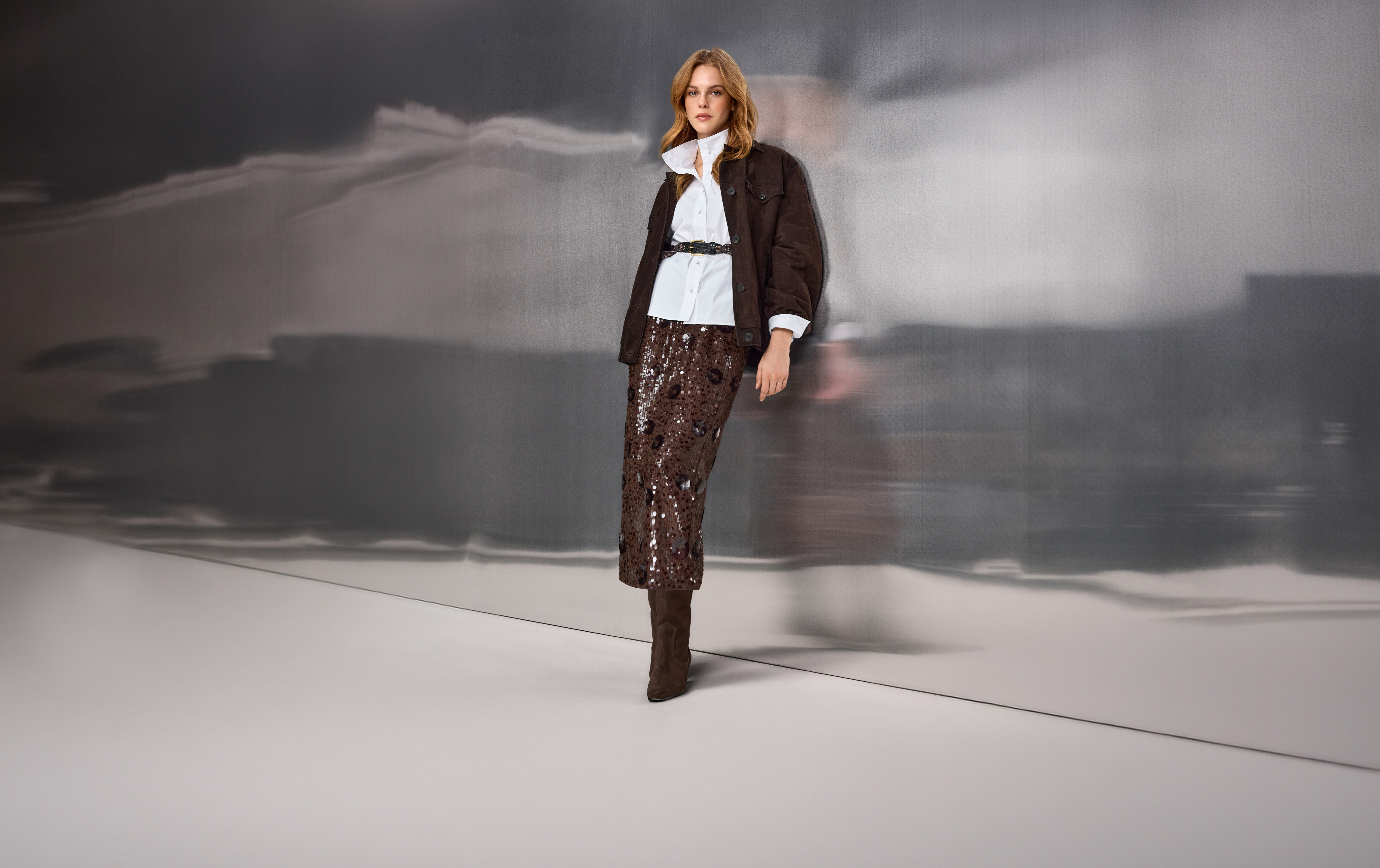Seidenrock, Pailletten, Lederjacke, Weiße Bluse, Stiefel