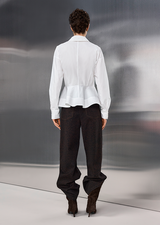 weißes Blusenoberteil, Peplum-Top, lange Ärmel, Halskragenhemd, dunkle Jeans