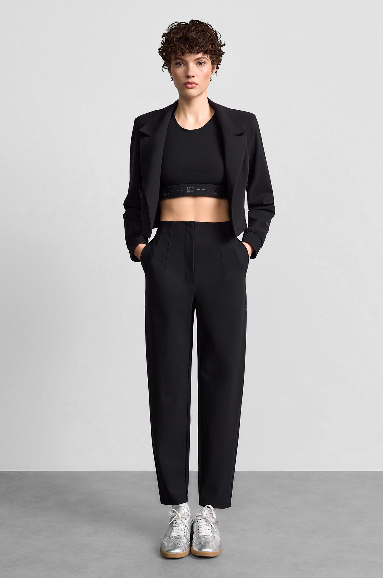 tweed blazer, crop top, schwarzer anzug, hose blazer, athleisure sneaker, Anzug, Jacket, Crop-Top, Schwarz, Sneaker, outfit, pants, blazer, crop top, sneakers