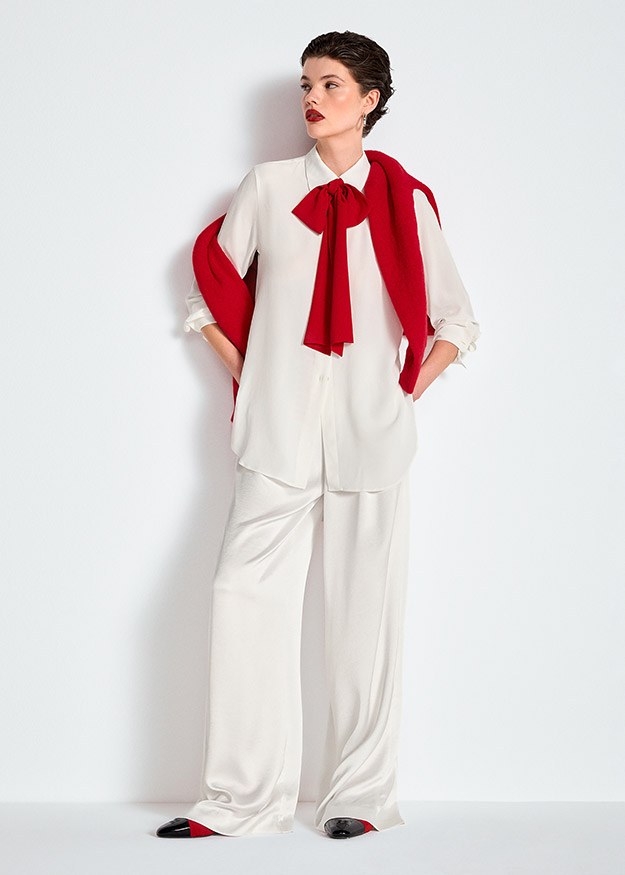 Weiße Bluse, Schluppenkragen, weite Hose, roter Schal, zweiteiliges Outfit