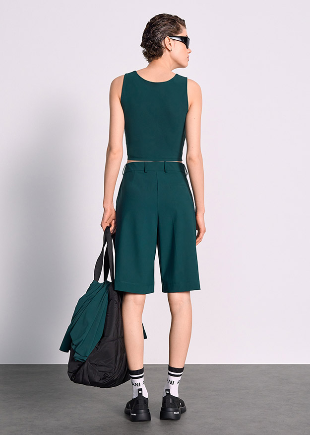 Gesamtlook, Einfarbiges Ensemble, Ärmelloses Oberteil, Shorts, Grüner Farbton