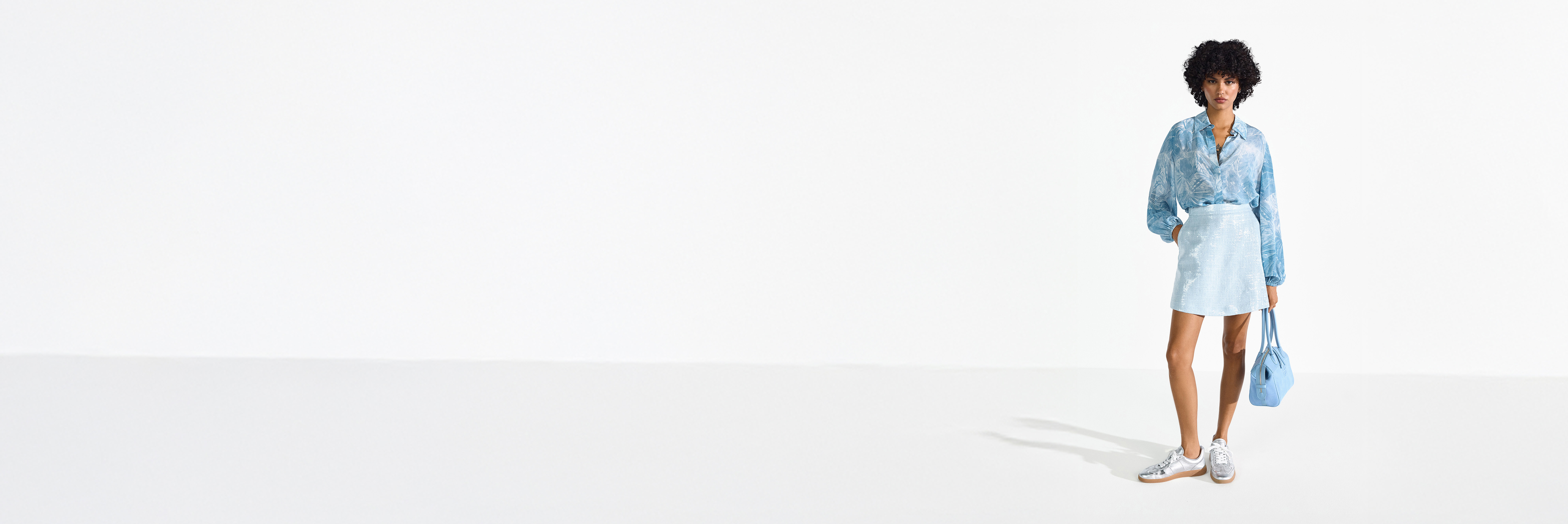 Damenoutfit, Bluse, Minijacke, Rock, Handtasche