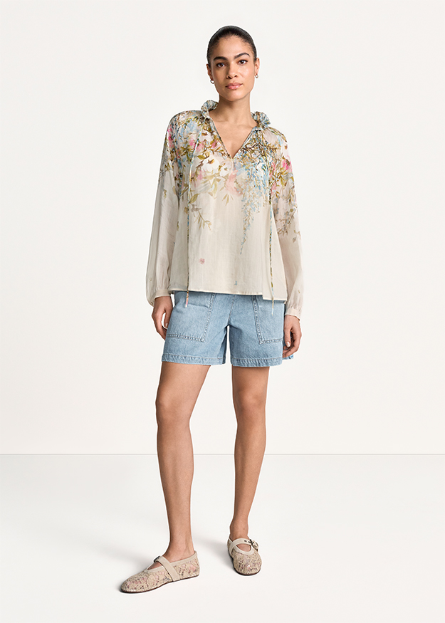 Bluse, Bluse mit Muster, Langarm, Denim Shorts, Flaches Schuhwerk