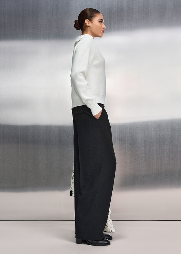 weißer pullover, langarm, Kleiderschnitt, schwarze hose, seitlicher kanal