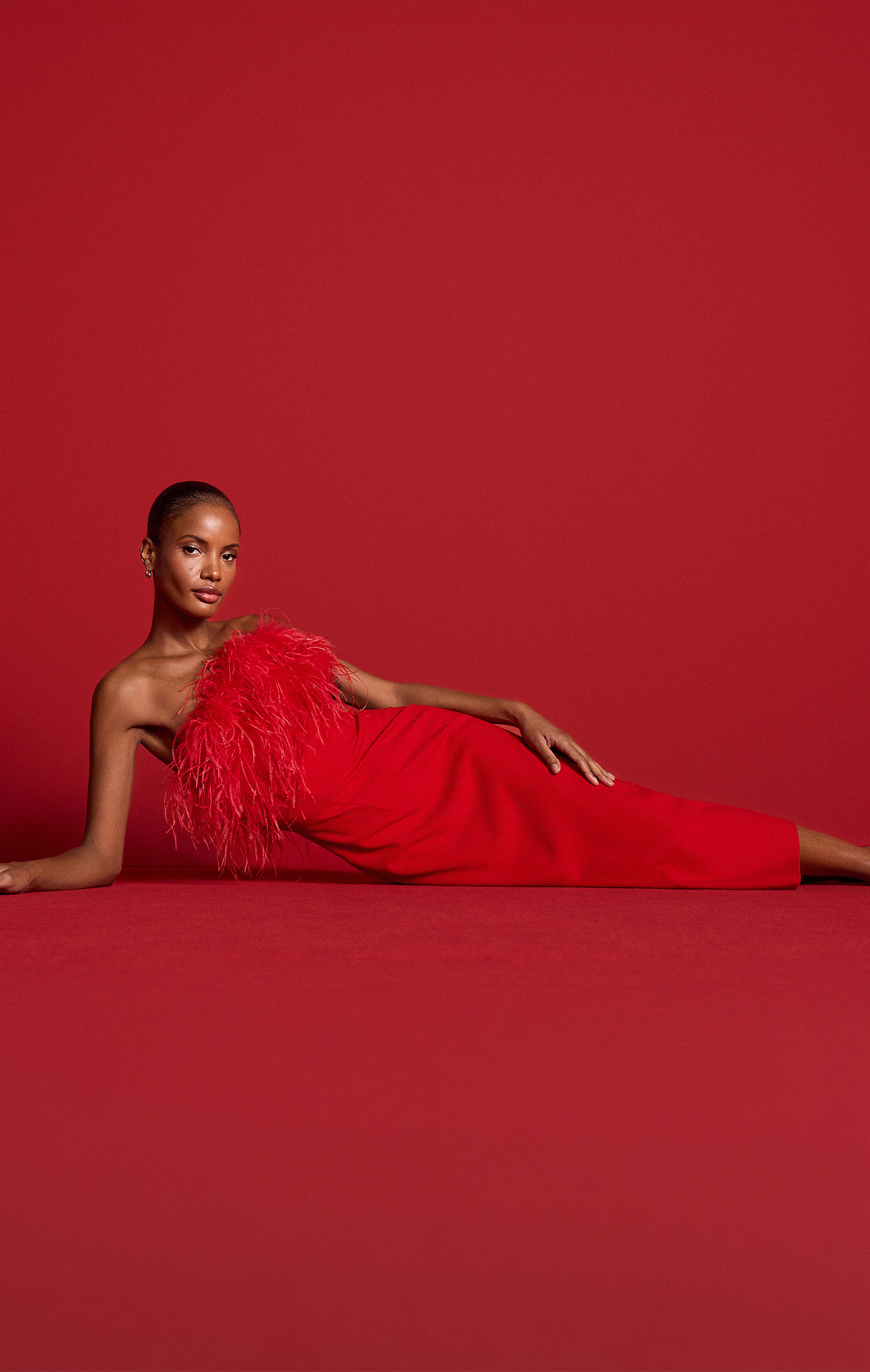 Abendkleid, Trägerloses Kleid, Rotes Kleid, Federbesatz