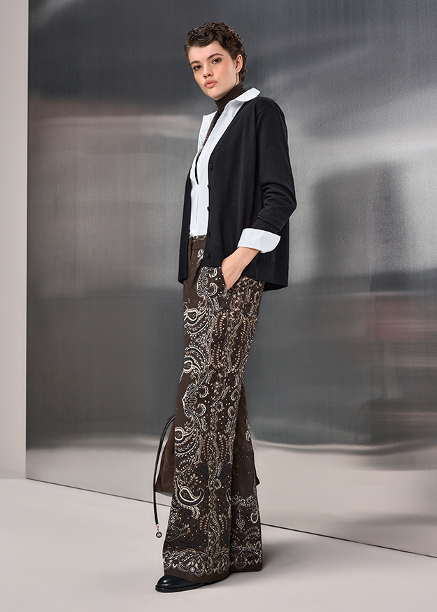 Blazer, weißes Hemd, Paisley Hose, braune Tasche, weite Hose