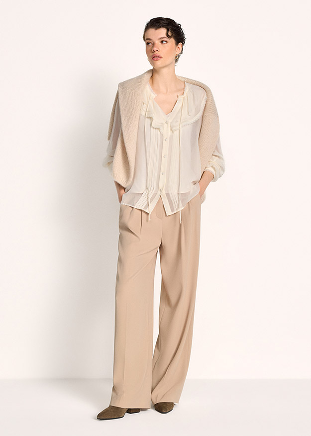 Hemdenbluse, leichtes Hemd, Knopfleiste, Beige Hose, Breite Hose