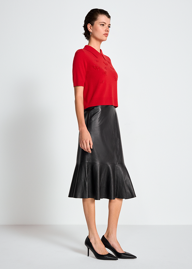 Rotes Poloshirt, Kurze Ärmel, Strassverzierung, Schwarzer Lederrock, Schwarze Pumps