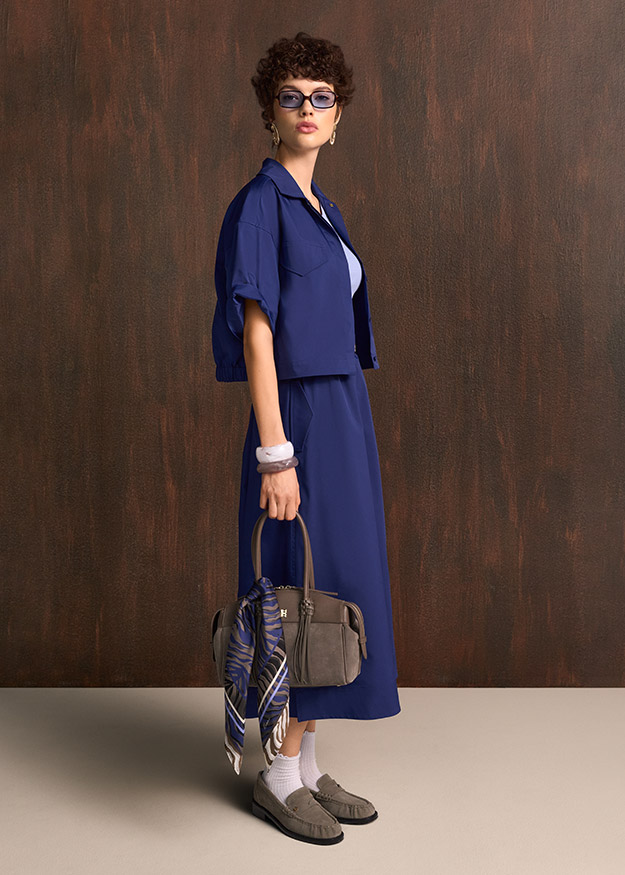 Kleid, Blau, Outfit mit Accessoires, Sonnenbrille, Schal