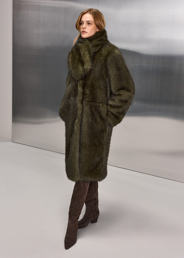 Fauxpelzmantel, grüner Mantel, Knielanger Mantel, hoher Kragen, Stiefel
