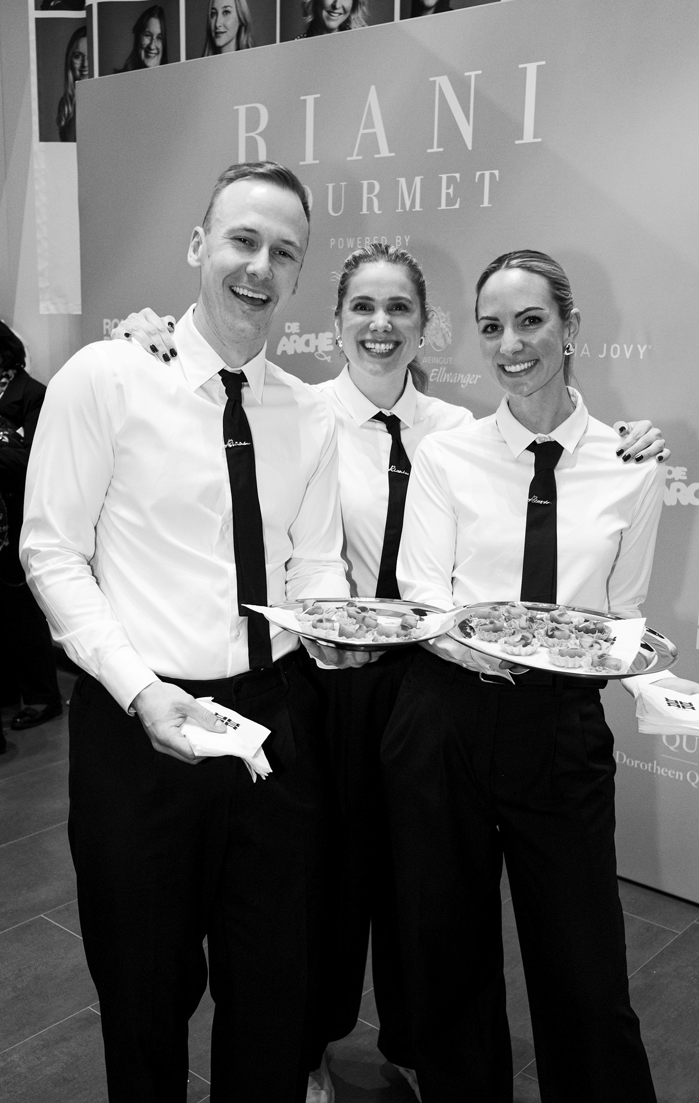 Messepersonal, Gepflegte Uniform, Schwarze Hose, Weiße Bluse, Servierplatten