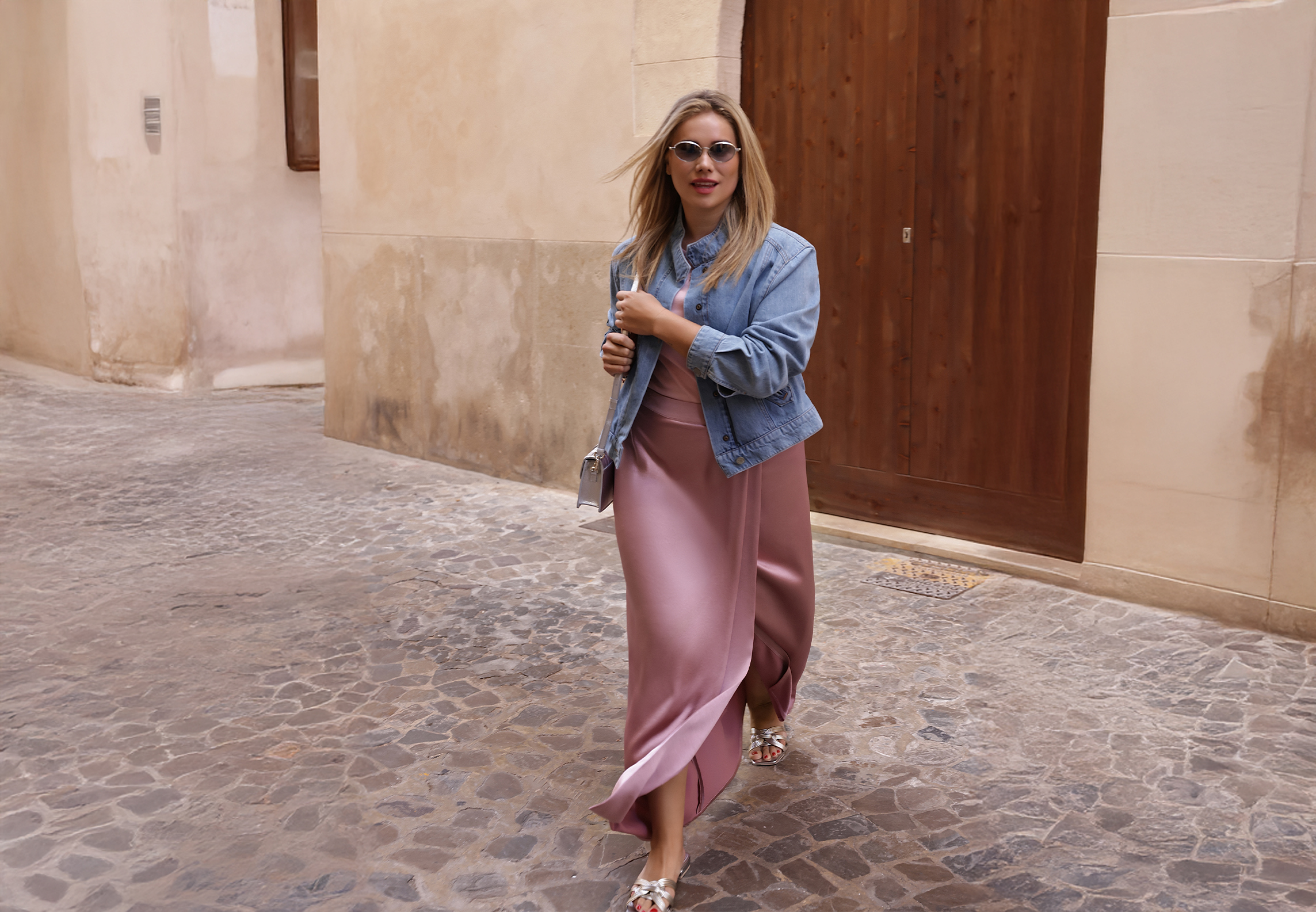  Denimjacke,  rosa Kleid,  Midikleid,  Sonnenbrille,  Stadtstraße, jacke, jeansjacke, sandalen, maxi-rosékleid, stadtkleidung, jeansjacke, denim, jacke, pinkfarben, maxi-robe, Jeansjacke, Denim, Jacke, Rosa Maxi, Sandalen, Jeansjacke, Denim, Jacke, Schnit