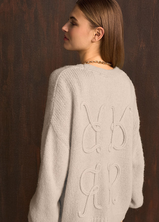 Kuschliger Pullover, Wollpullover, Rippenstruktur, Cable-Design Rückseite, Beige/ Hellgrau