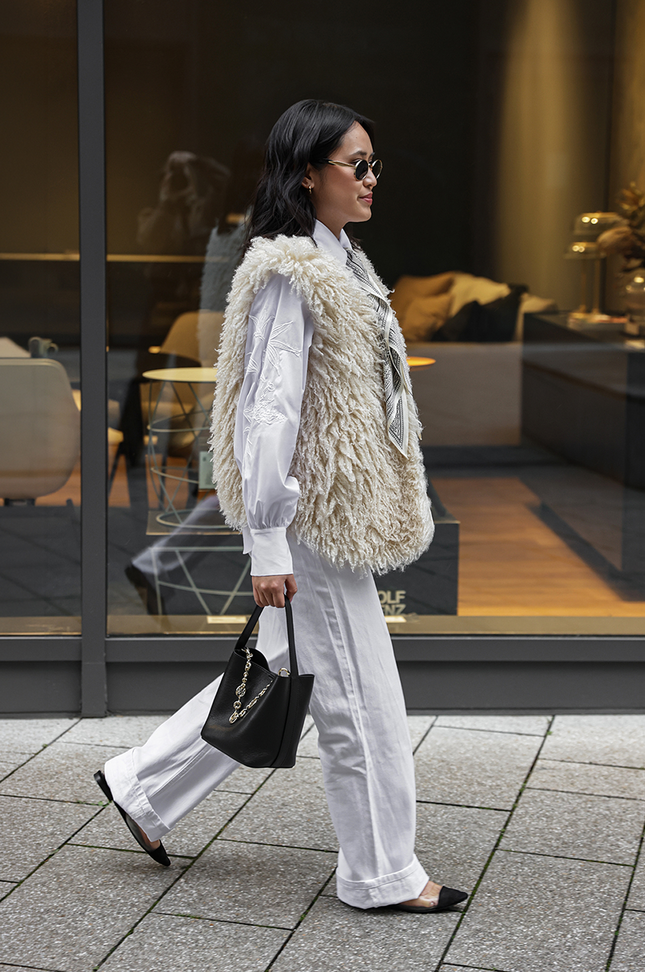 Weste, Schaummantel, Bucket Bag, Hose, Schal