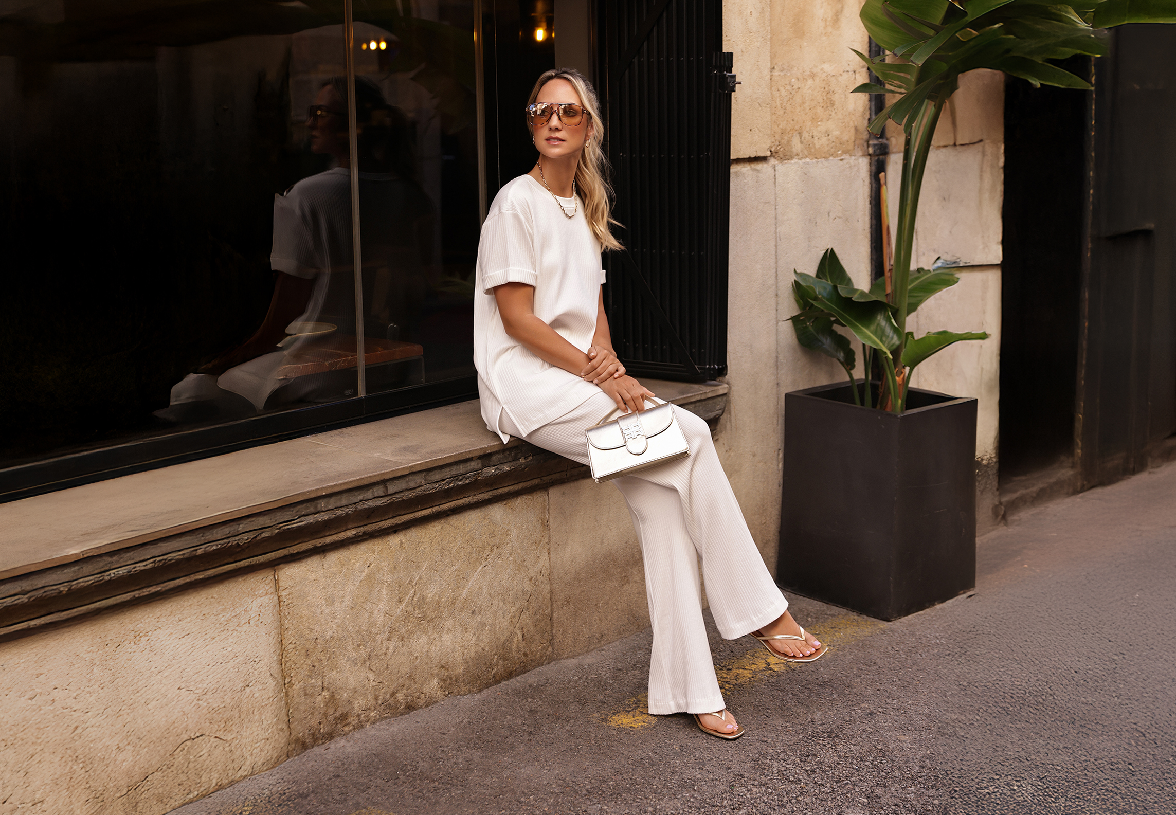 Person, Sitzen, Hosen, Erwachsener, Frau