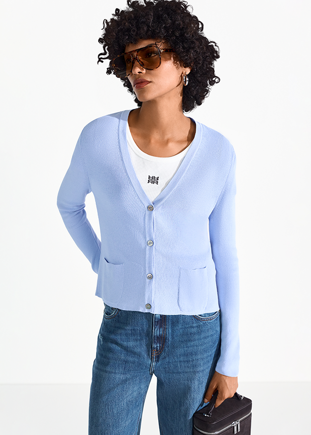 Strickwaren, Pullover, Jeanshose, Sonnenbrille, Strickjacke