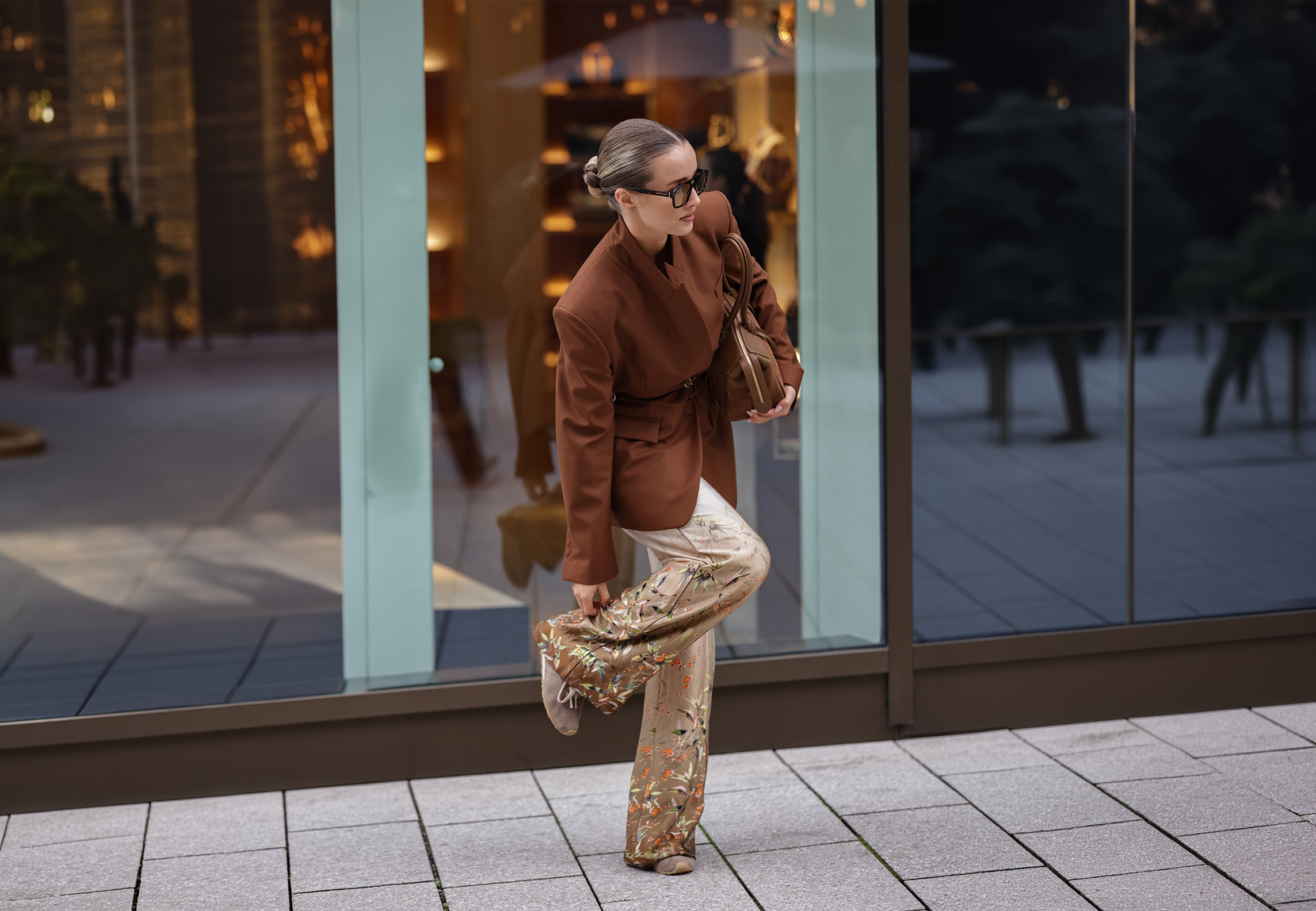 brauner blazer, Smoking-Stil, Tasche, Blumenhose, Sonnenbrille