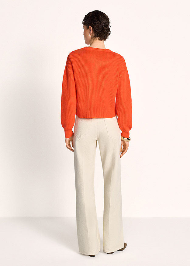 roter Pullover, Wollpullover, Kastenärmel, weite Passform, beige Hose