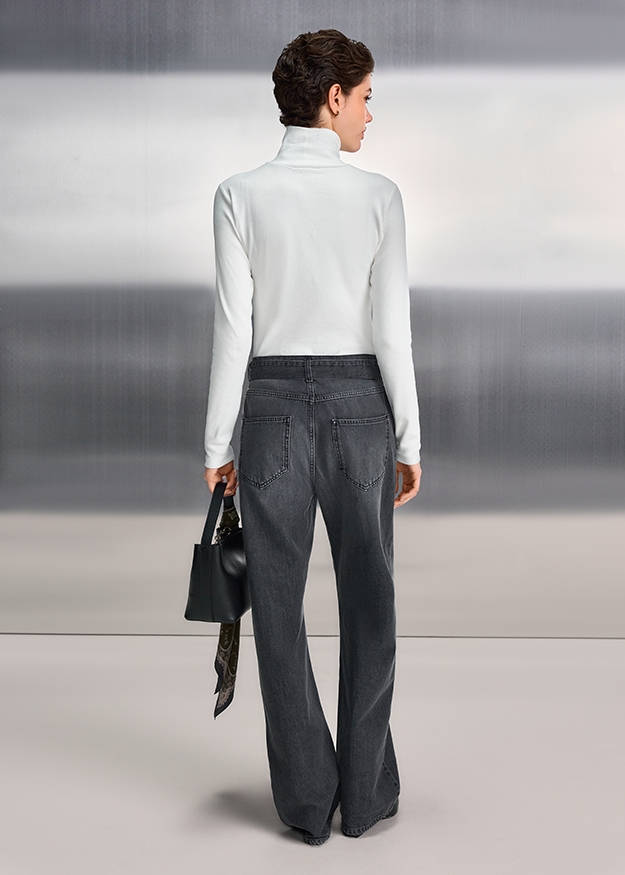 Weißer Rollkragenpullover, Langarmshirt, High-Wittee, Jeanshose, Rückenansicht