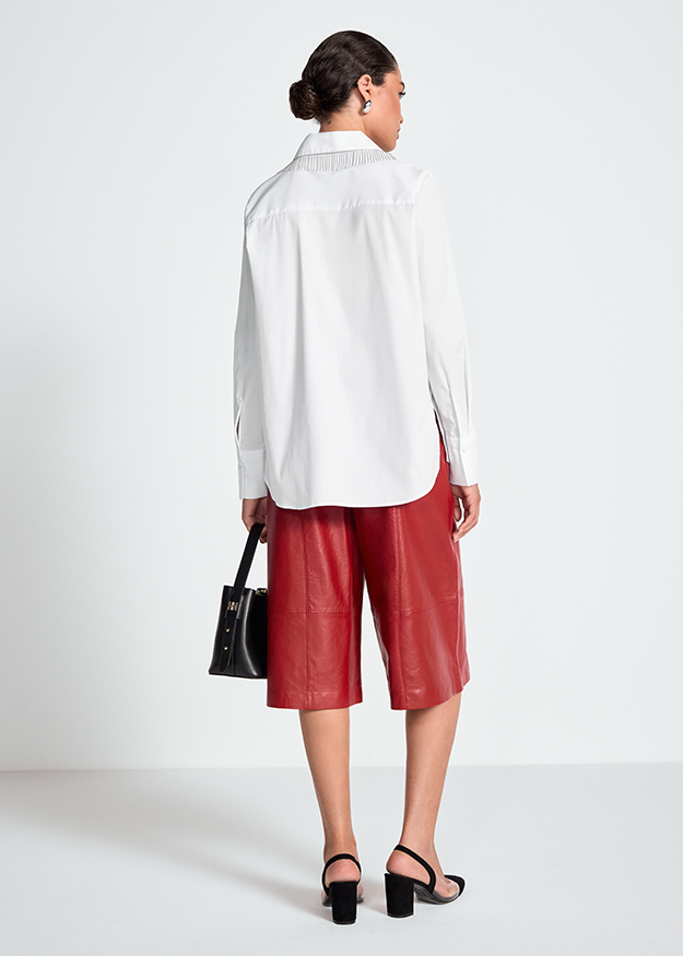 Weiße Hemdbluse, Lange Ärmel, Rote Lederbermuda, Schwarze Sandalen, Schwarze Handtasche