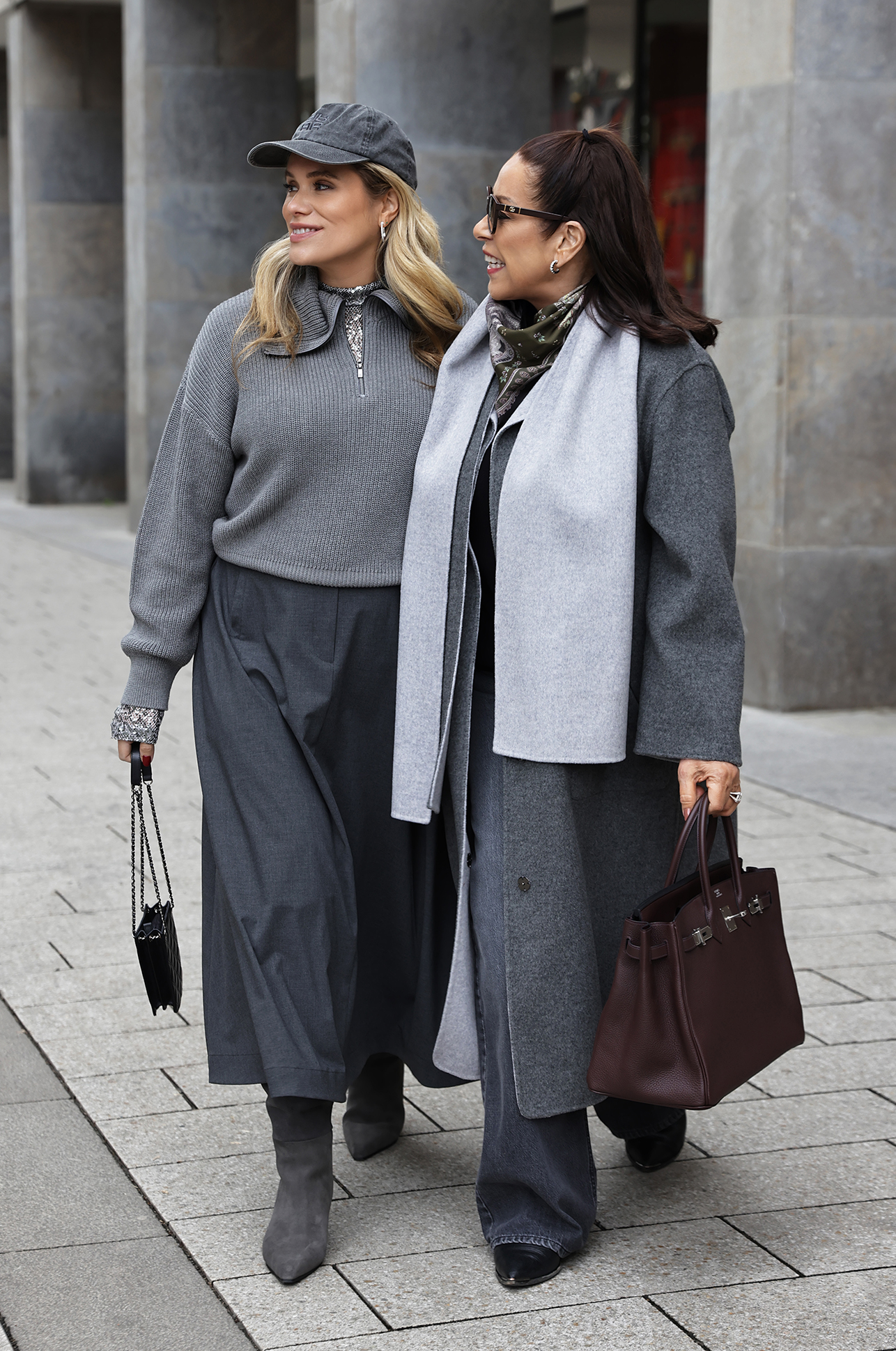 Outfit, Grau, Mantel, Mütze, Handtasche