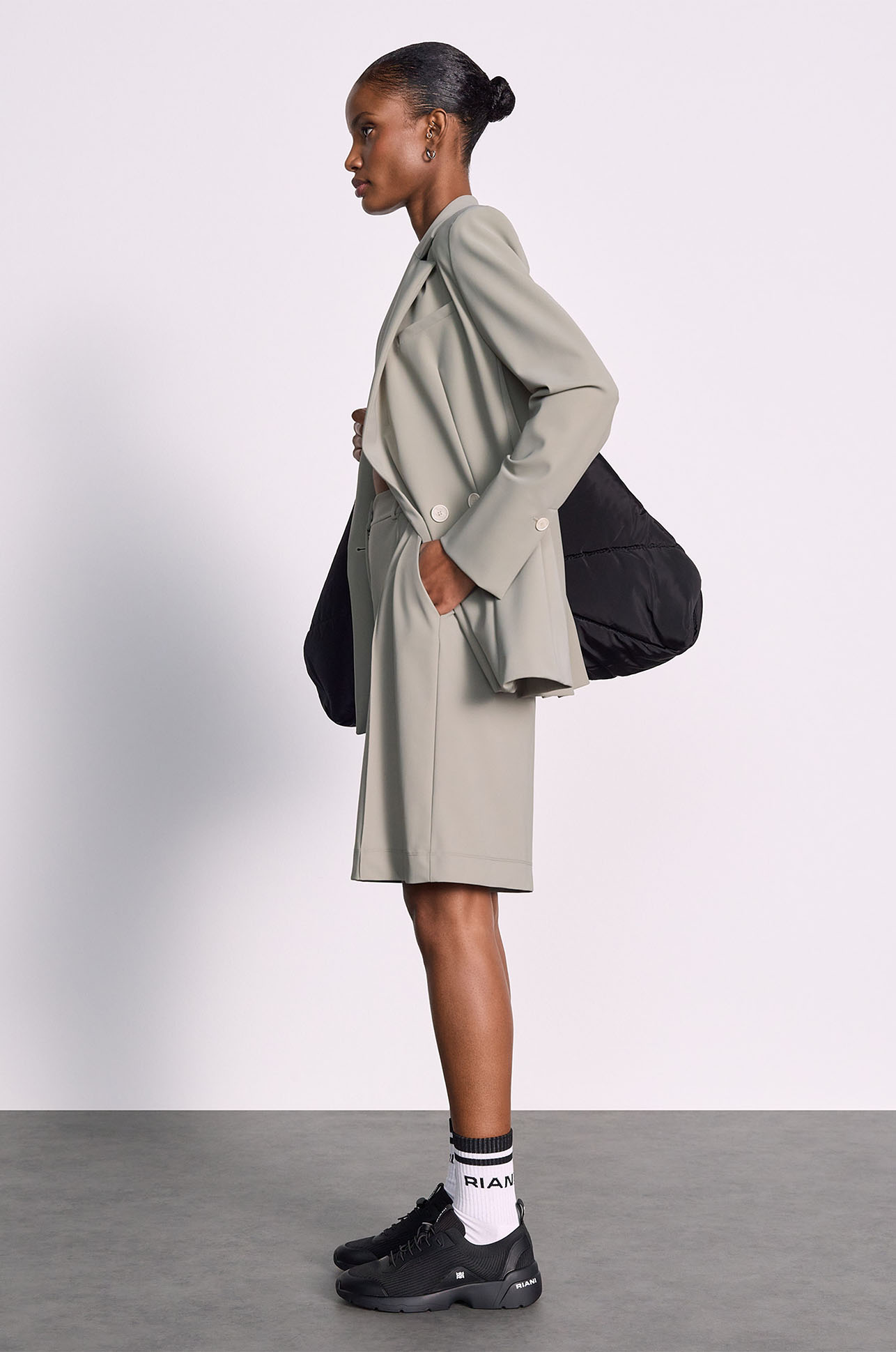 oversize blazer, long blazer, helles grau, gepaddelte tasche, sneaker socken