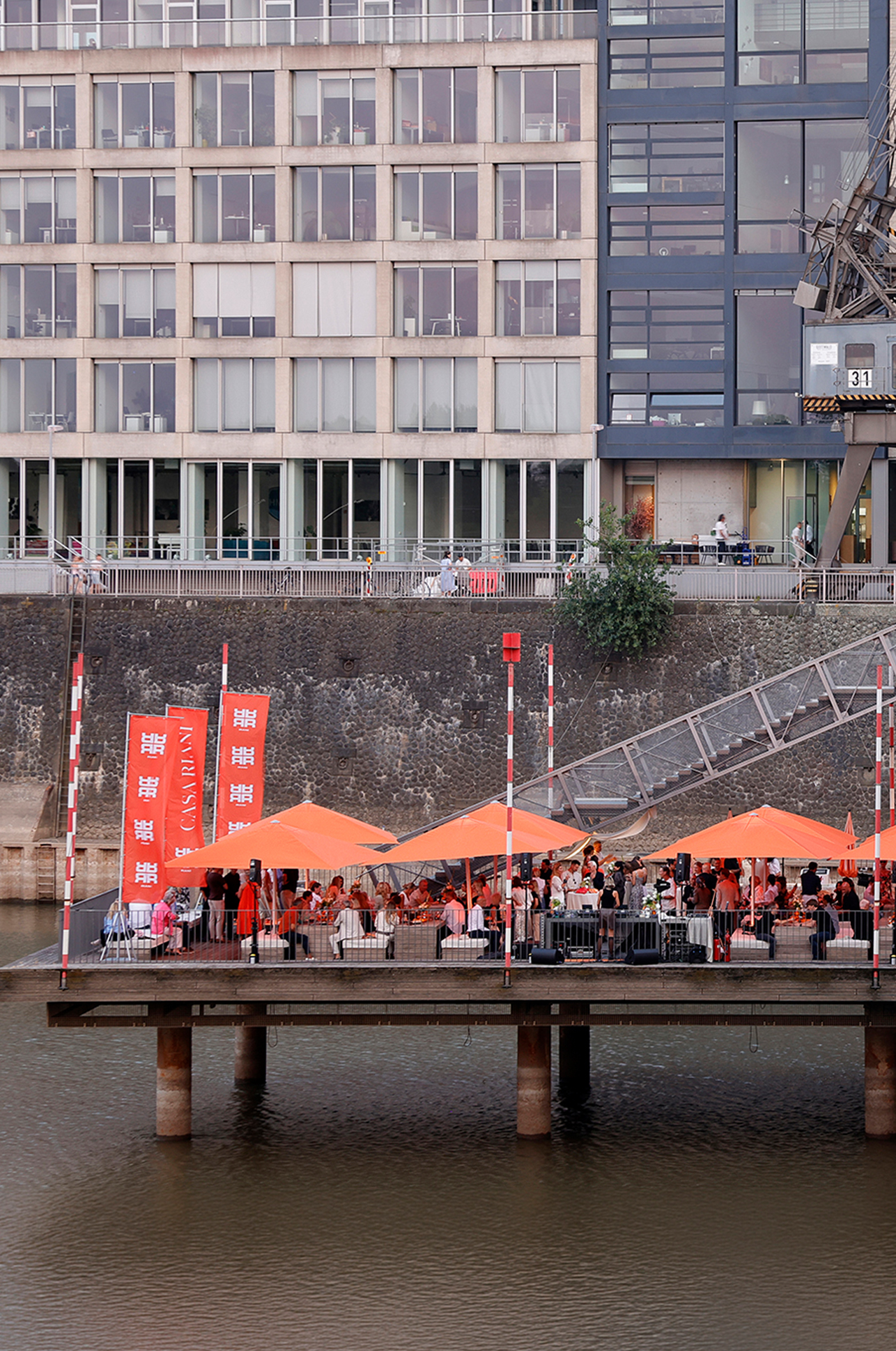 Gehäuse-Kai, Stadtpier, Bildung Veranda, Restaurant am Wasser, Sonnenschirm-Setup