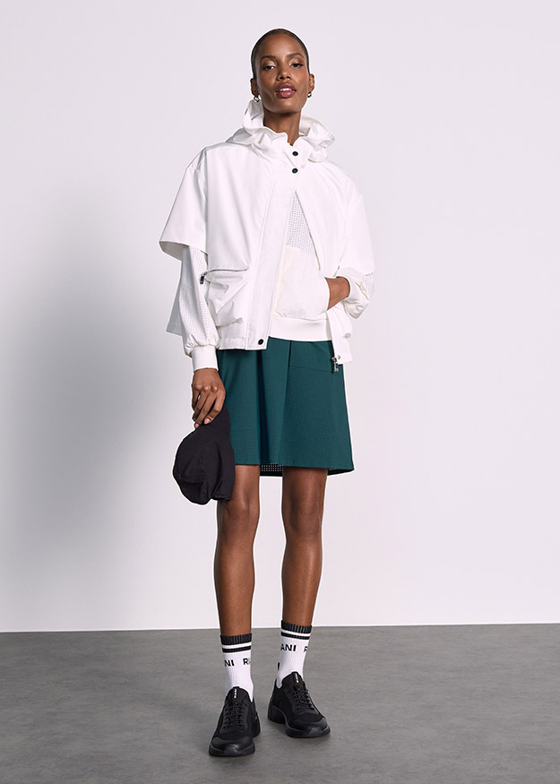 weiße jacke, windbreaker, gerippter rock, türkisk-lst??, schwarze sneakers