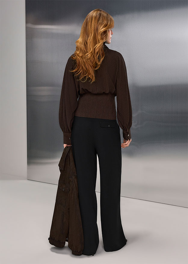 Hosen, weite Bein, brauner Pullover, Ballonärmel, Jacke
