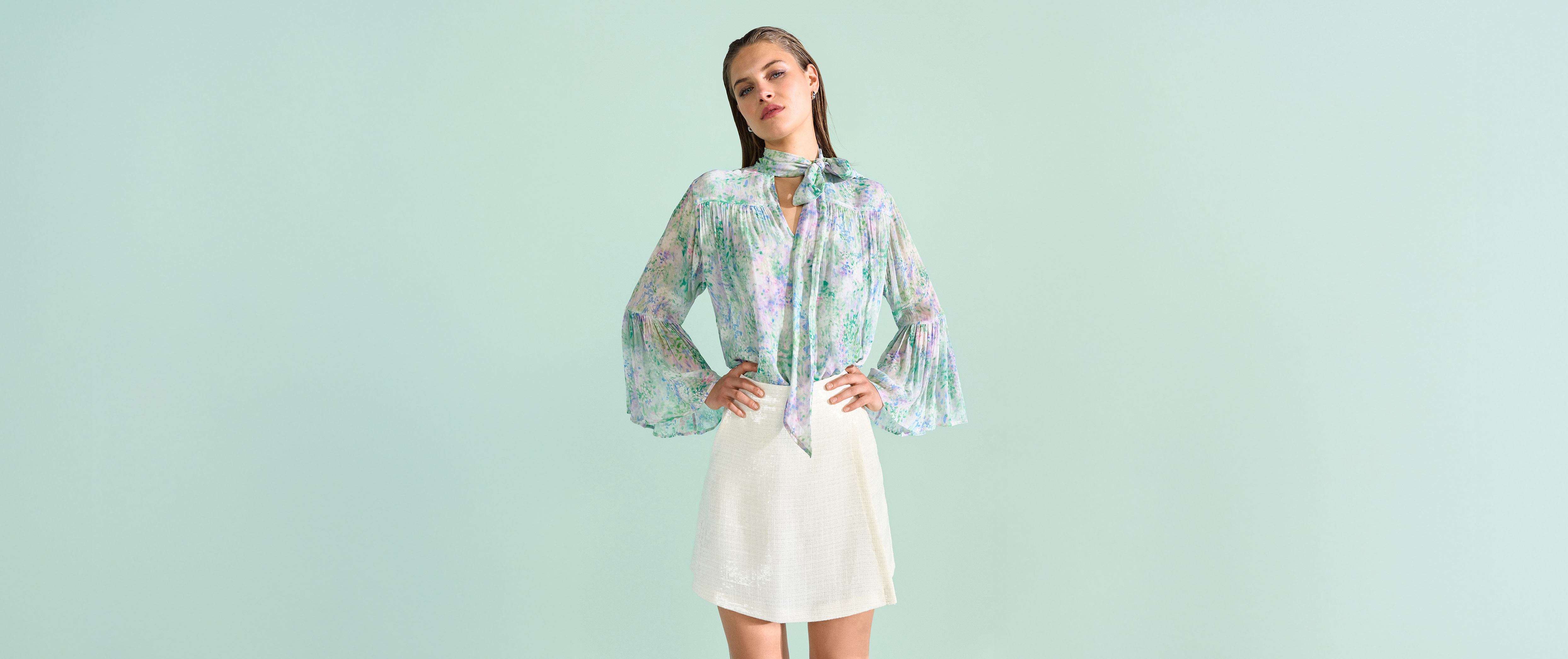 Bluse, Violett-weißes Muster, Ballonärmel, Schleife, Kunstfaser-Top