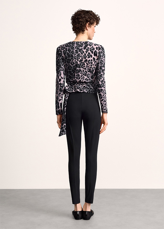 Leoprint, Langarmshirt, Gürtel, schwarze Hose, Layout