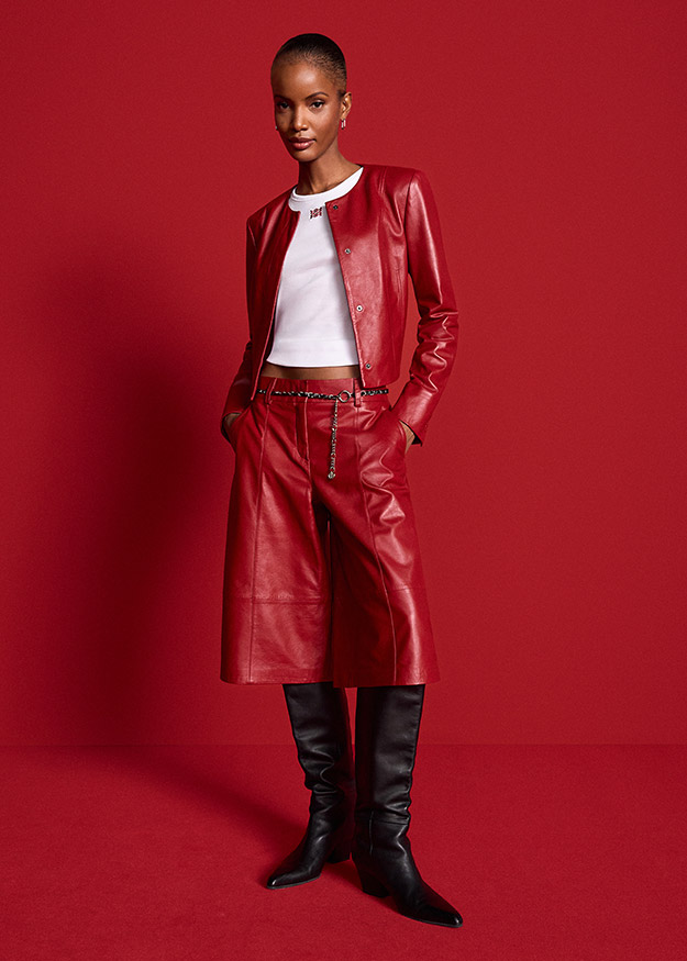 Lederjacke, rote Lederhose, Lederoptik, weißer Crop-Top, schwarze Stiefel