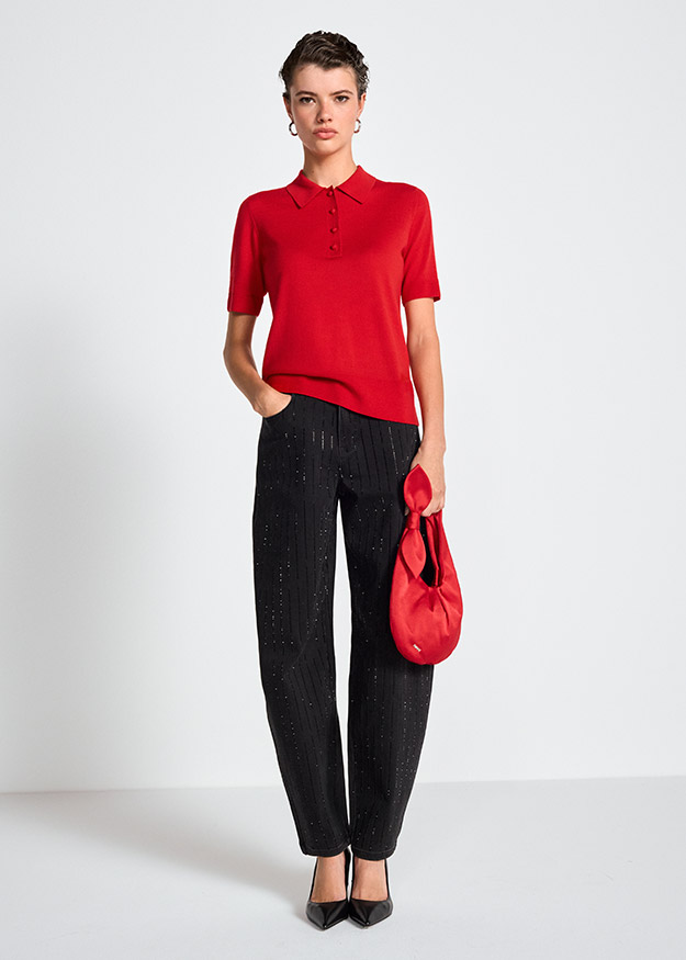rotes Poloshirt, kurze Ärmel, Knopfleiste, schwarze Stoffhose, gerades Bein
