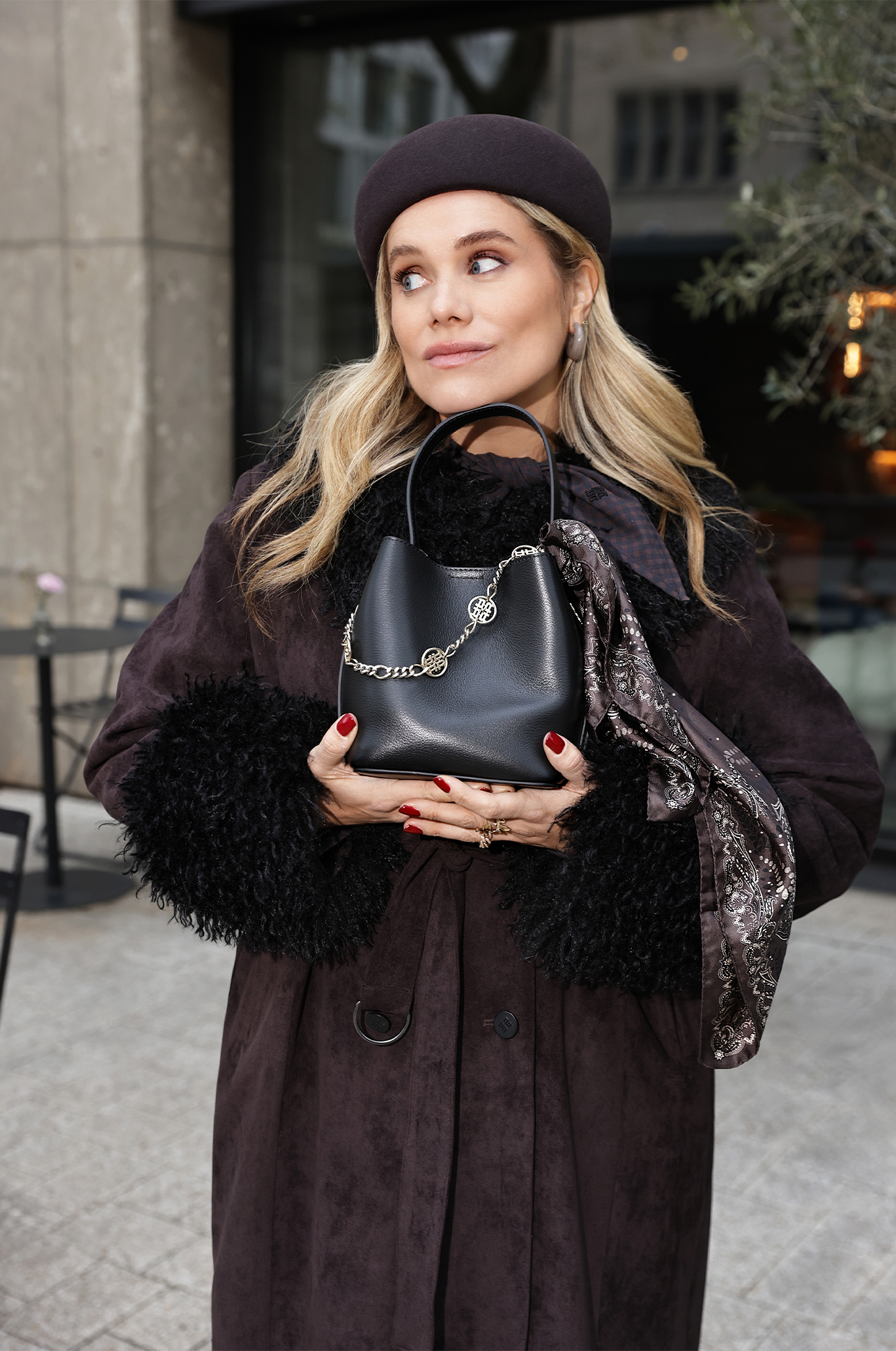 handbag, schwarze_tasche, metallkette, schal, beret