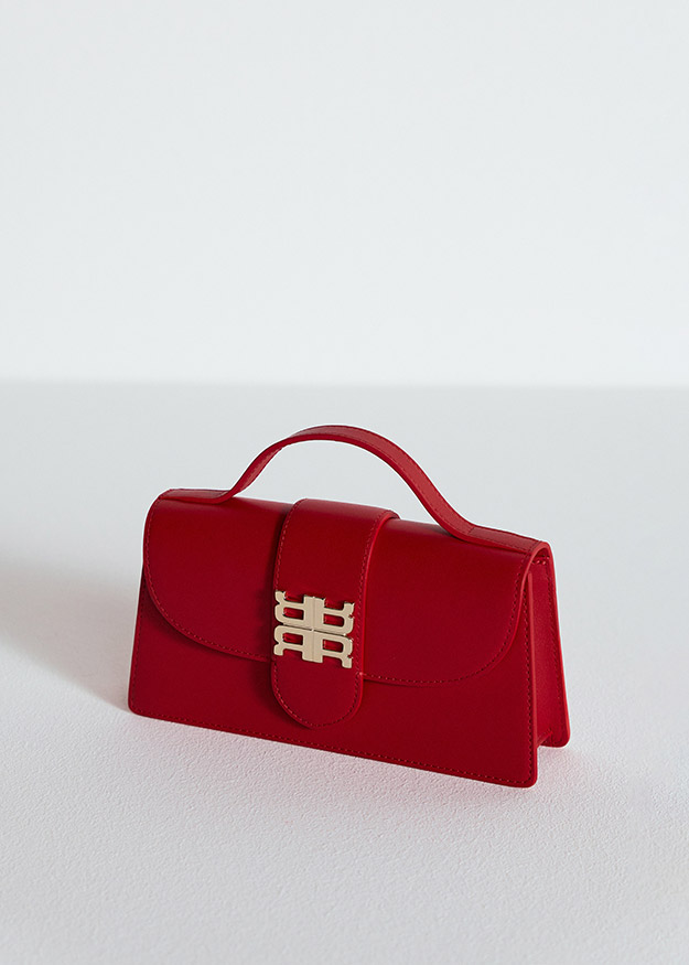 rote Handtasche, Kunstleder, goldfarbene Schnalle, Tragegriff, Klappverschluss