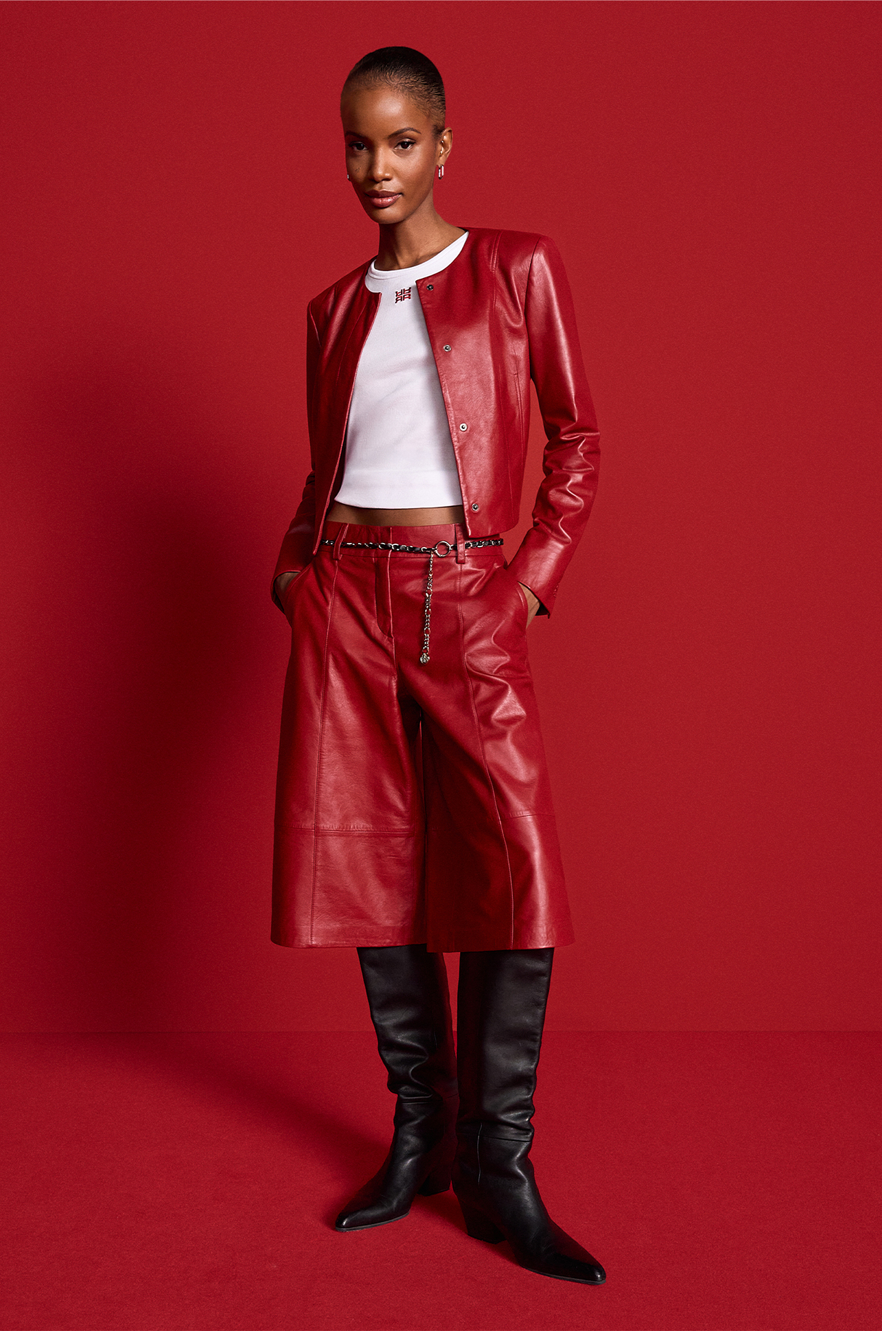 Rote Lederjacke, Lederbermuda, Schwarze Stiefel, Weiße Kurzarmbluse