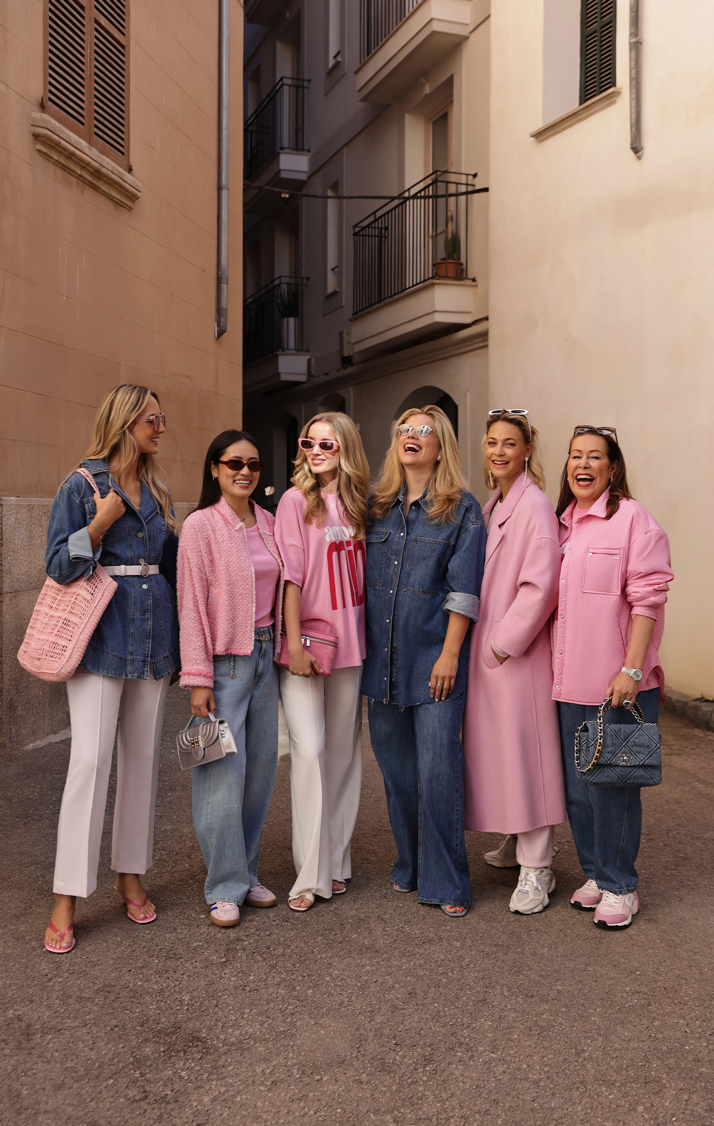 Hosen, Jeanshose, Mantel, Handtasche, Person, Hosen, Jeanshose, Mantel, Handtasche, Person, Hosen, Jeanshose, Mantel, Person, Lächeln