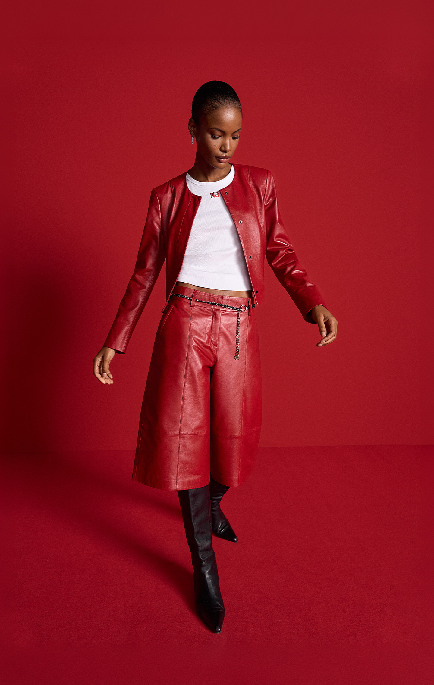 Lederjacke, rote Culotte, Lederoptik, kurzer Schnitt, Kettengürtel