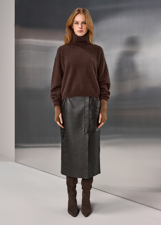 turtleneck, brauner pullover, langer rock, lederoptik, stiefel