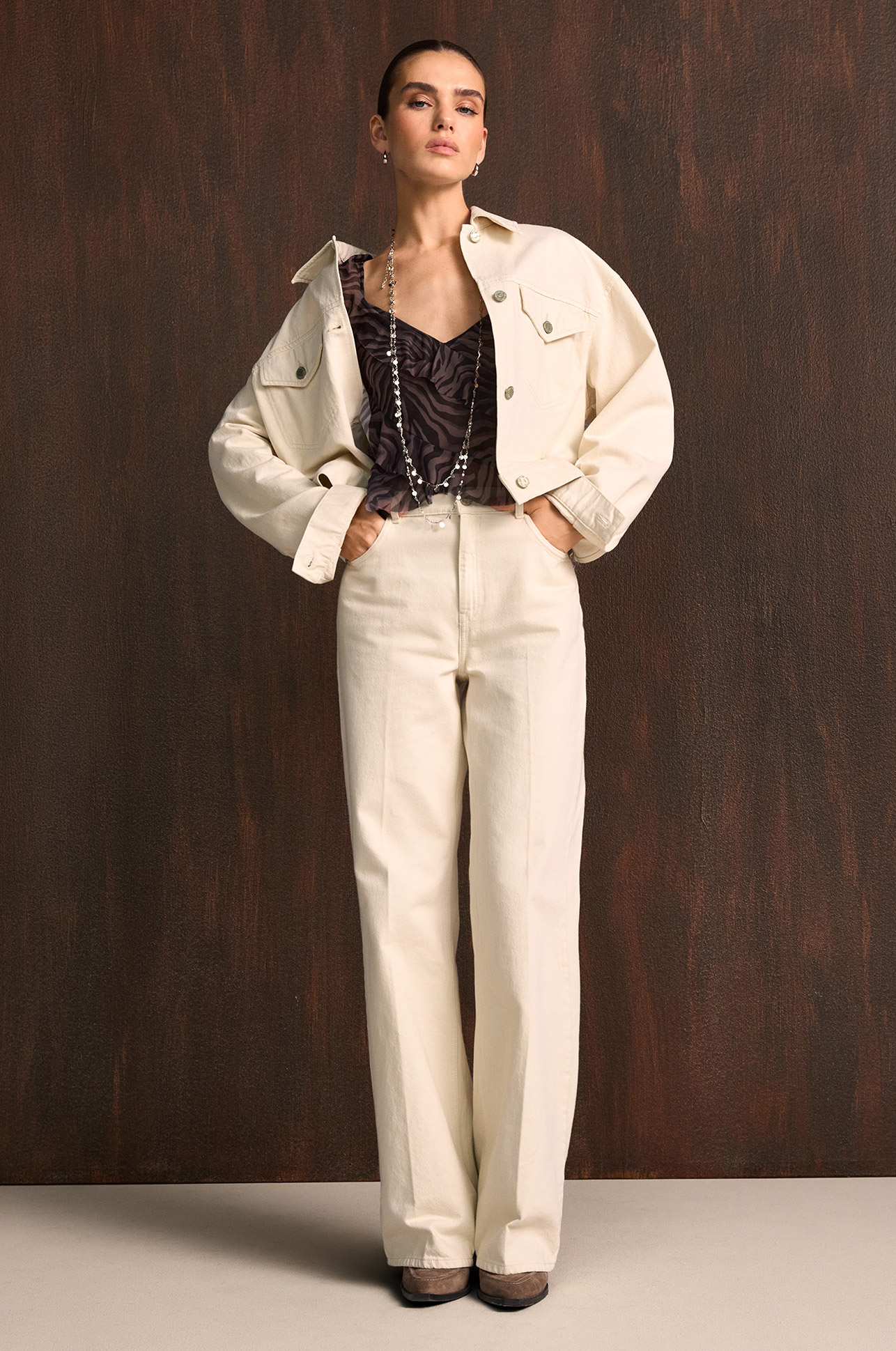 Beige Jeansjacke, Oversized jacket, Beige set, Schwarzes Top, Kettenaccessoire, Beige Jeansjacke, Off-Shoulder Jogging, Dickes Denim, Lange Hose, Layered Outfit, beige Jeansjacke, oversize Jacke, beige Hose, schwarzes MusterTop, geschichtete Halskette